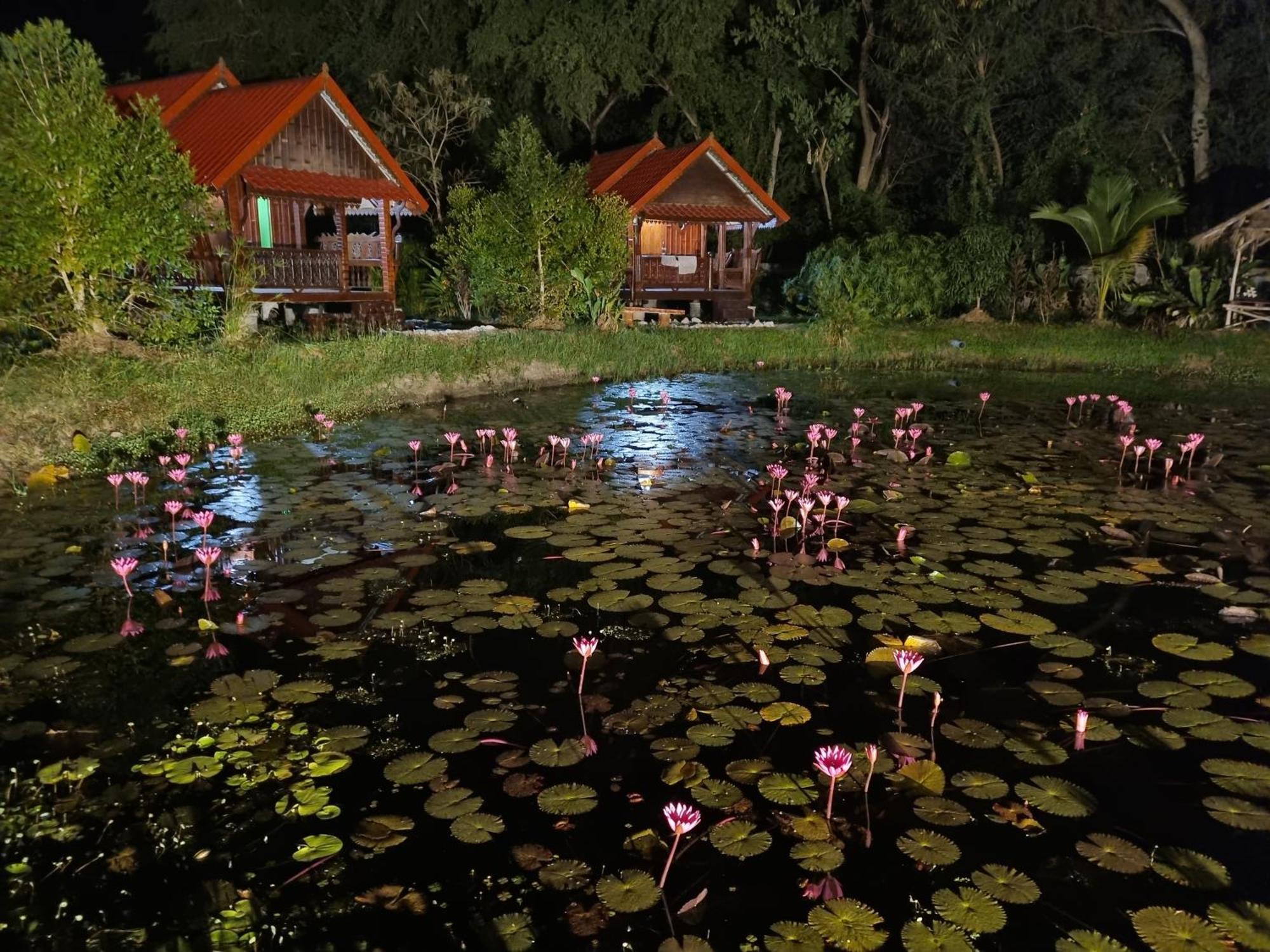 Bua Daeng Homestay Resort Kumphawapi Εξωτερικό φωτογραφία