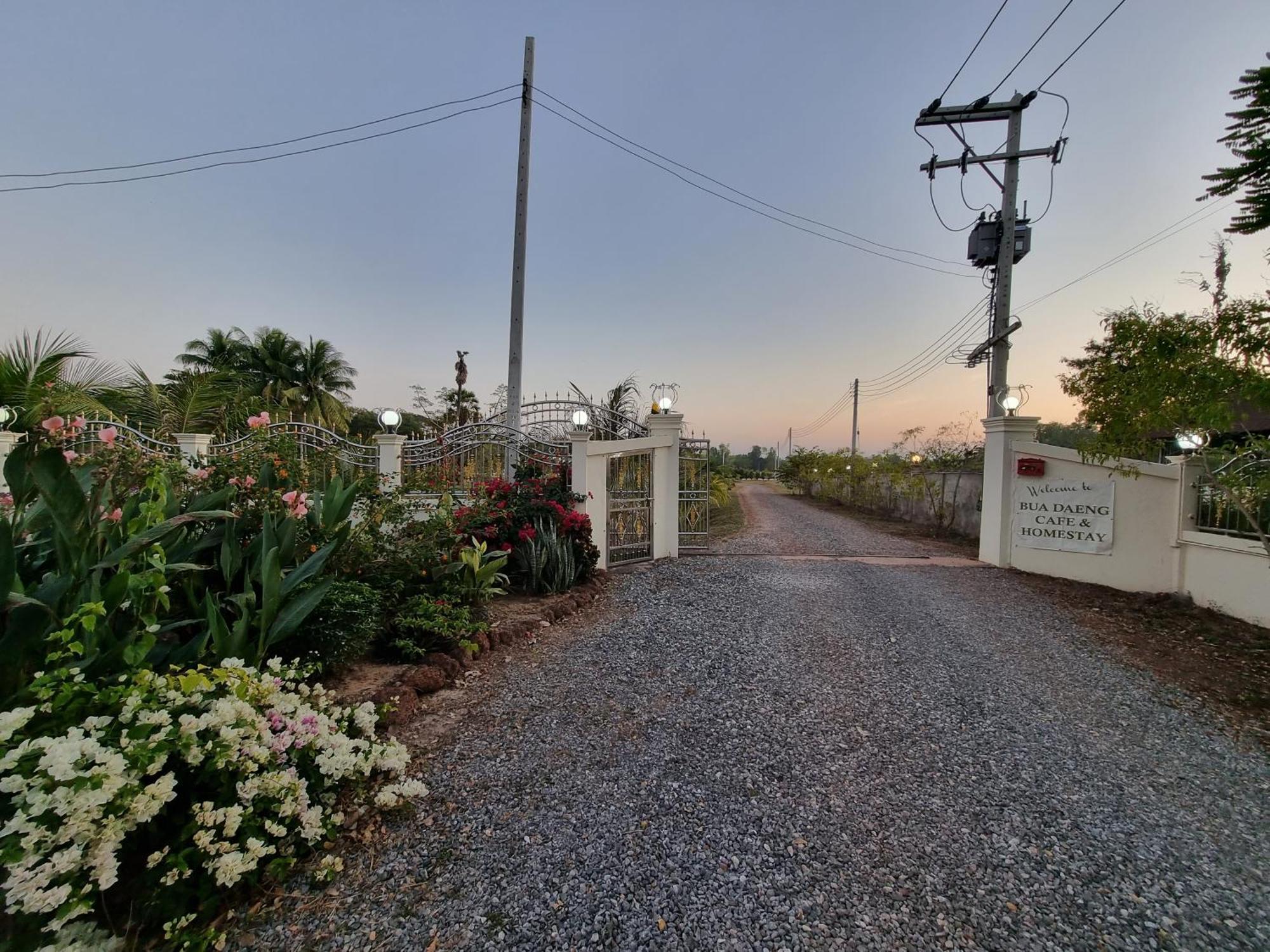 Bua Daeng Homestay Resort Kumphawapi Εξωτερικό φωτογραφία